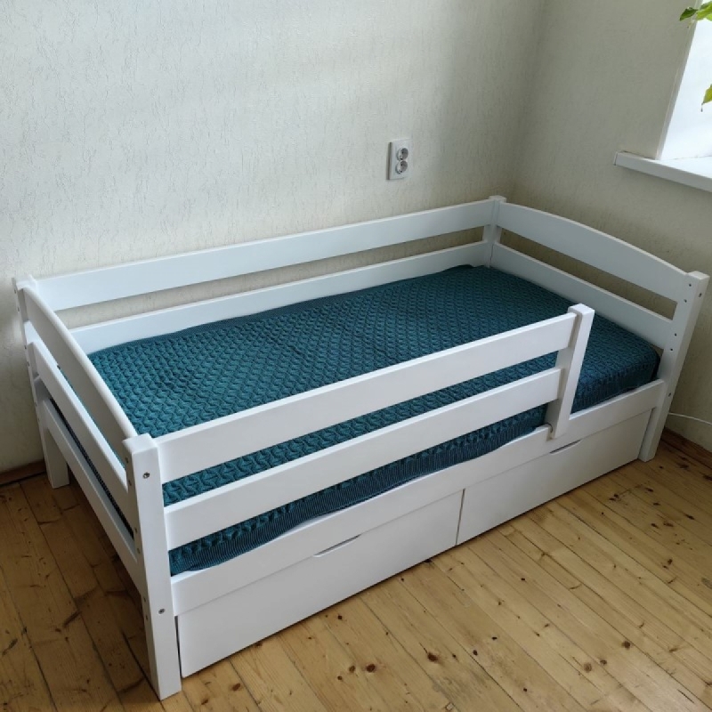 Односпальная кровать с бортиком и ящиками Софи из массива сосны (белая)