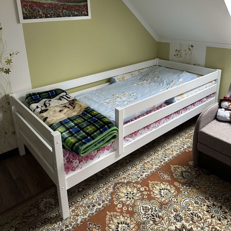 Комплект односпальная кровать с бортиком Альф из массива сосны (белая) + матрас Kinder 4