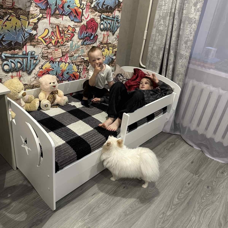 Кровать с бортиком и ящиками Ночь (белая)