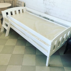 Детская кровать с бортиком и лестницей Эрни из массива сосны (белая)