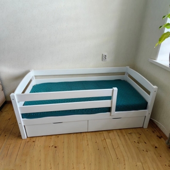 Односпальная кровать с бортиком и ящиками Софи из массива сосны (белая)