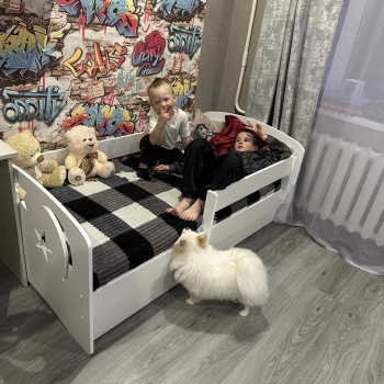 Кровать с бортиком и ящиками Ночь (белая)