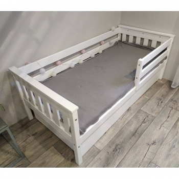 Детская односпальная кровать с бортиком и ящиками Луна (белая)